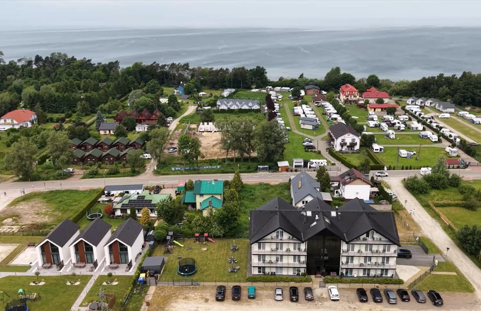 Property building, Day, Neighbourhood, Natural landscape, Bird's eye view, City view, Sea view, Street view, Location, Parking