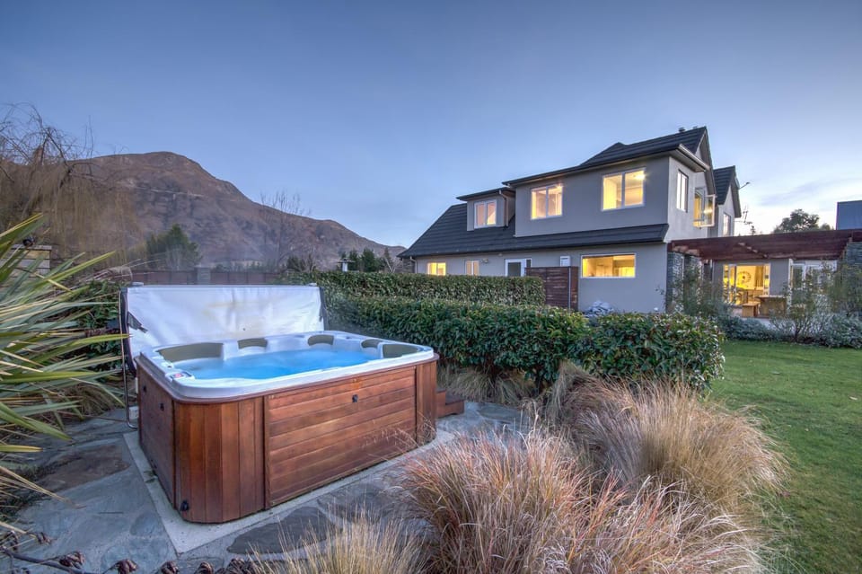 Property building, Hot Tub, Hot Tub