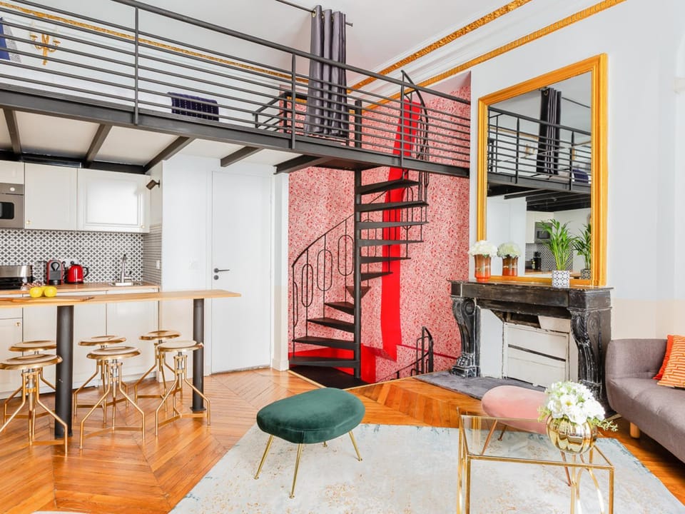 Coffee/tea facilities, Kitchen or kitchenette, Living room, Seating area, Dining area