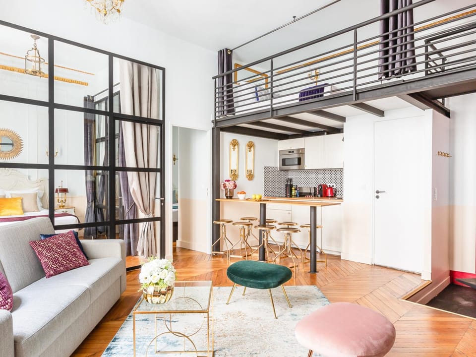 Bed, Kitchen or kitchenette, Living room, Seating area, Dining area