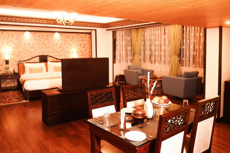 Bed, TV and multimedia, Living room, Photo of the whole room, Seating area, Dining area, Bedroom