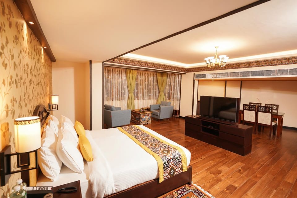 Bed, TV and multimedia, Living room, Photo of the whole room, Seating area, Bedroom