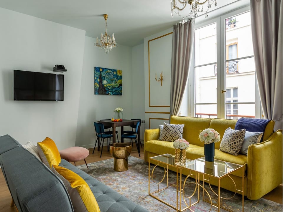 Communal lounge/ TV room, TV and multimedia, Living room, Seating area, Dining area