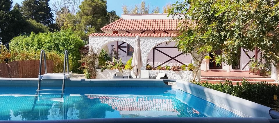Property building, Day, Garden, Pool view