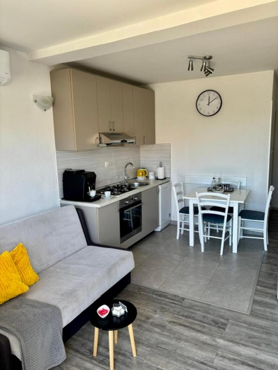Dining area, kitchen