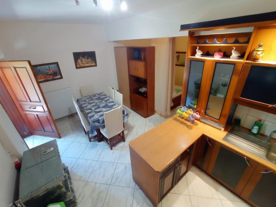 Dining area, kitchen