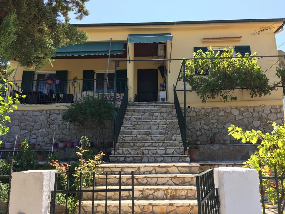 Patio, Facade/entrance, BBQ facilities, Garden, Balcony/Terrace, Pets, Street view, Swimming pool, Family