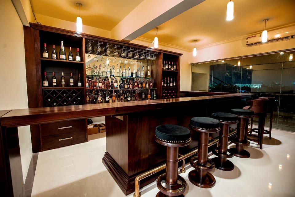 Nightclub / DJ, Lounge or bar, Food and drinks, Drinks