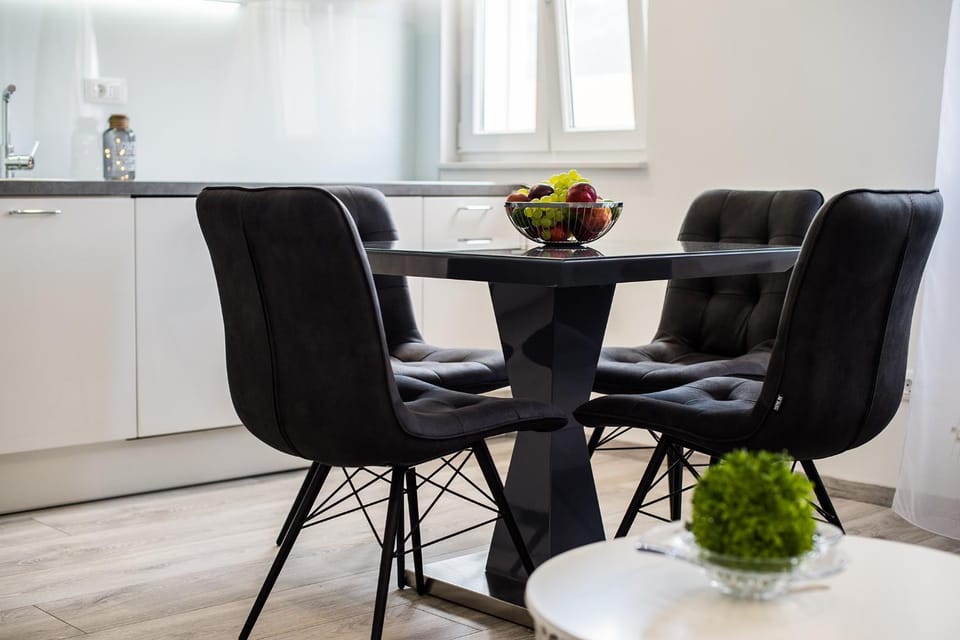 Seating area, Dining area