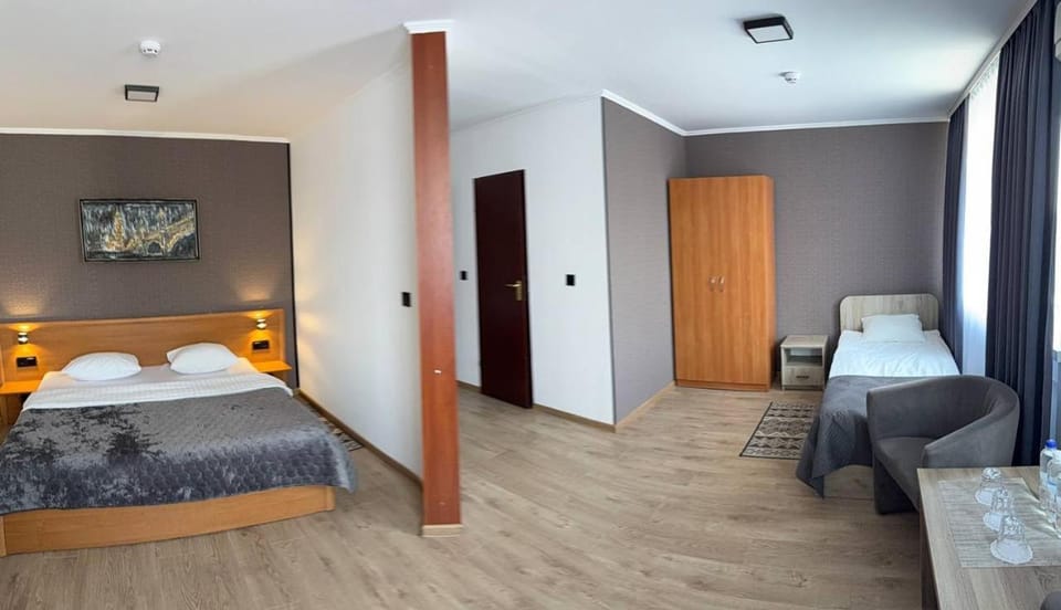 Bed, TV and multimedia, Living room, Photo of the whole room, Seating area, Bedroom, wardrobe