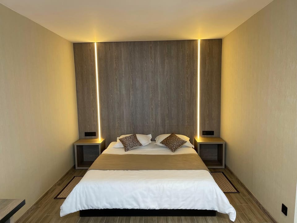 Bed, TV and multimedia, Photo of the whole room