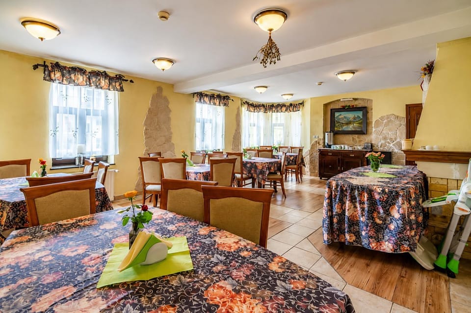 Restaurant/places to eat, Seating area, Dining area