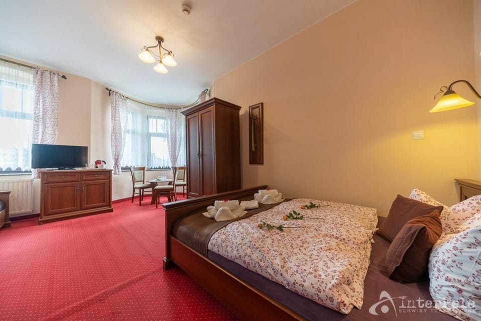 Bed, TV and multimedia, Living room, Photo of the whole room, Seating area, Bedroom, hair dresser, wardrobe