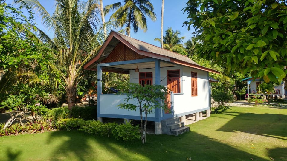 New Raya - Nias Beach Bungalows Bed and Breakfast in Indonesia
