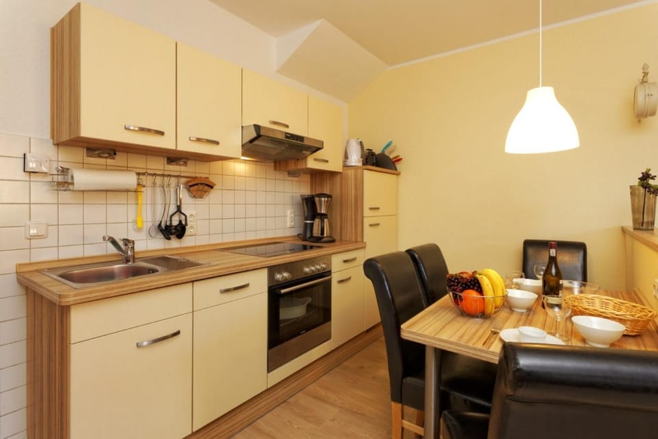 Coffee/tea facilities, Kitchen or kitchenette, Dining area, stove, toaster