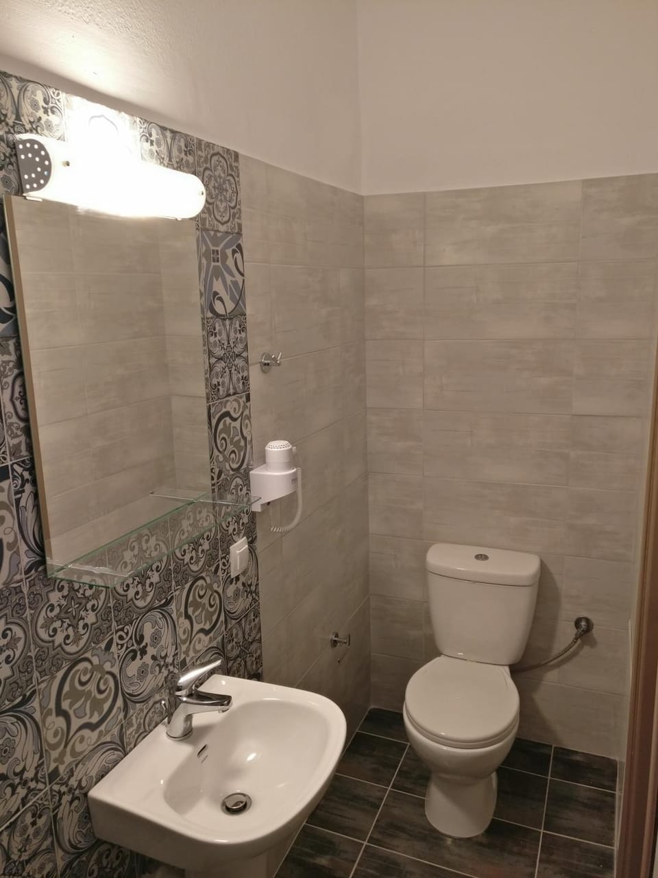Shower, Toilet, Bathroom, bidet, towels