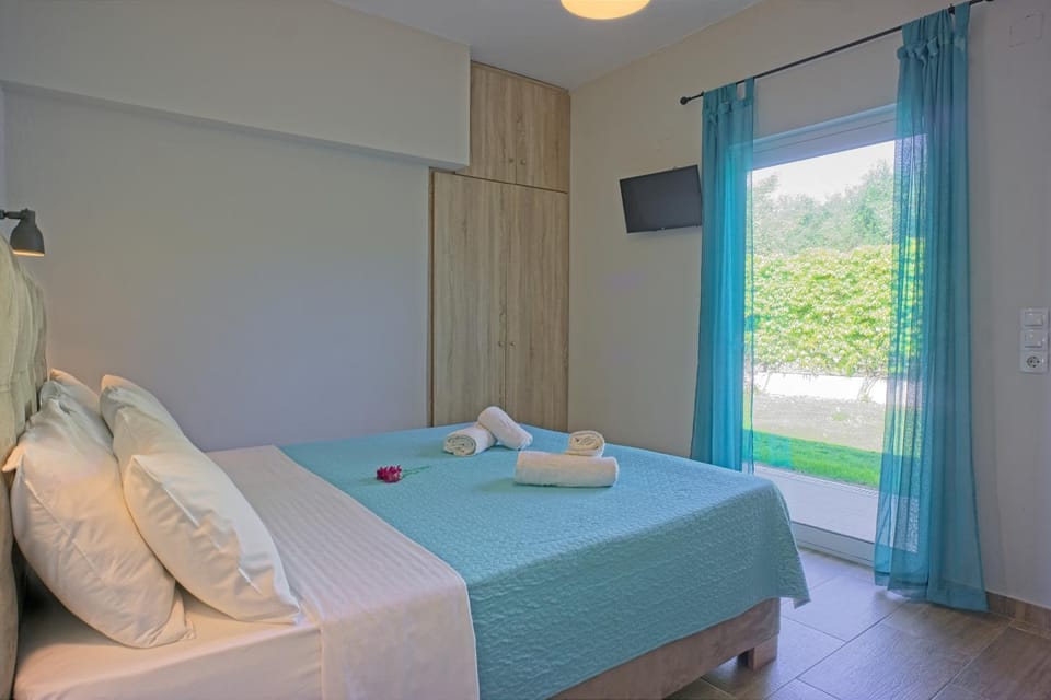 Bed, TV and multimedia, Photo of the whole room, Bedroom, towels