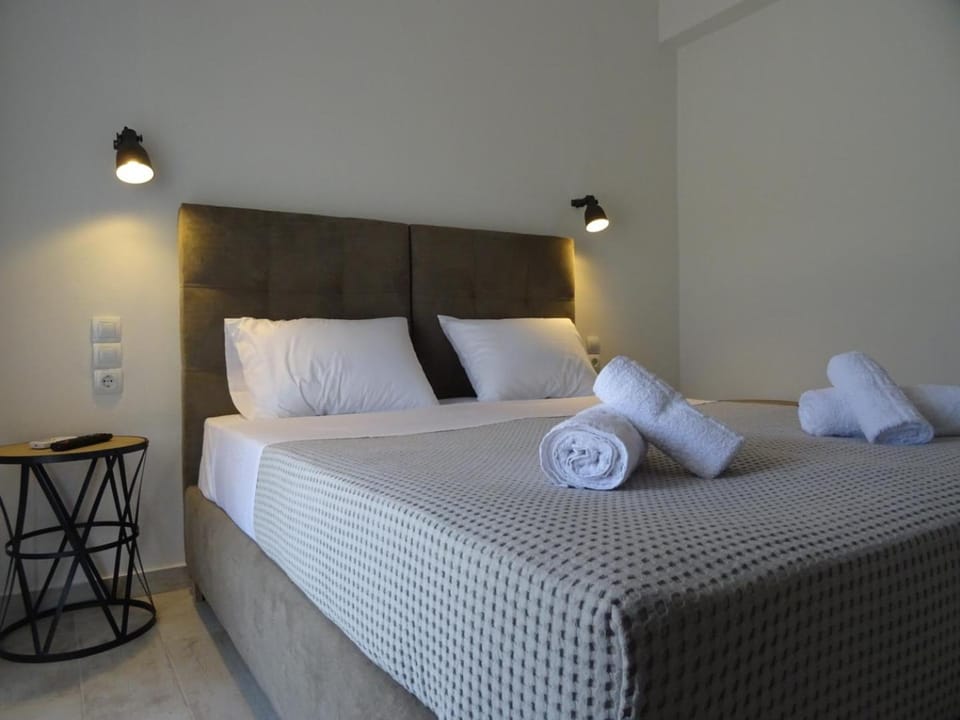 Bed, Bedroom, towels