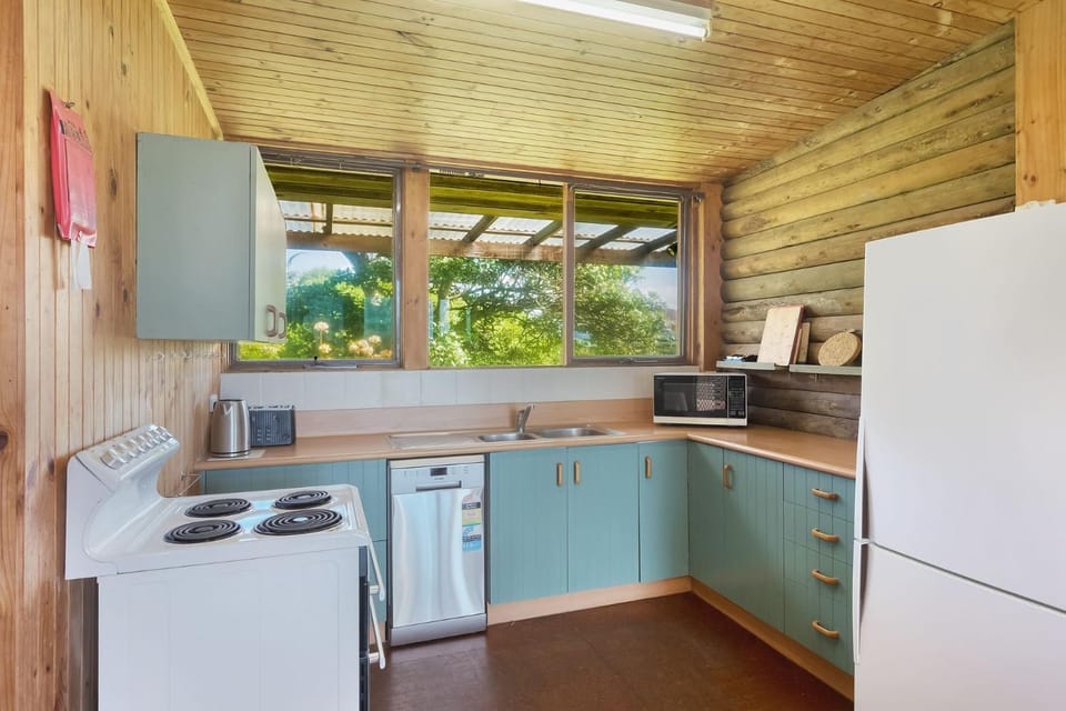 98 Ocean Parade Rustic Log Cabin Cabin in New South Wales