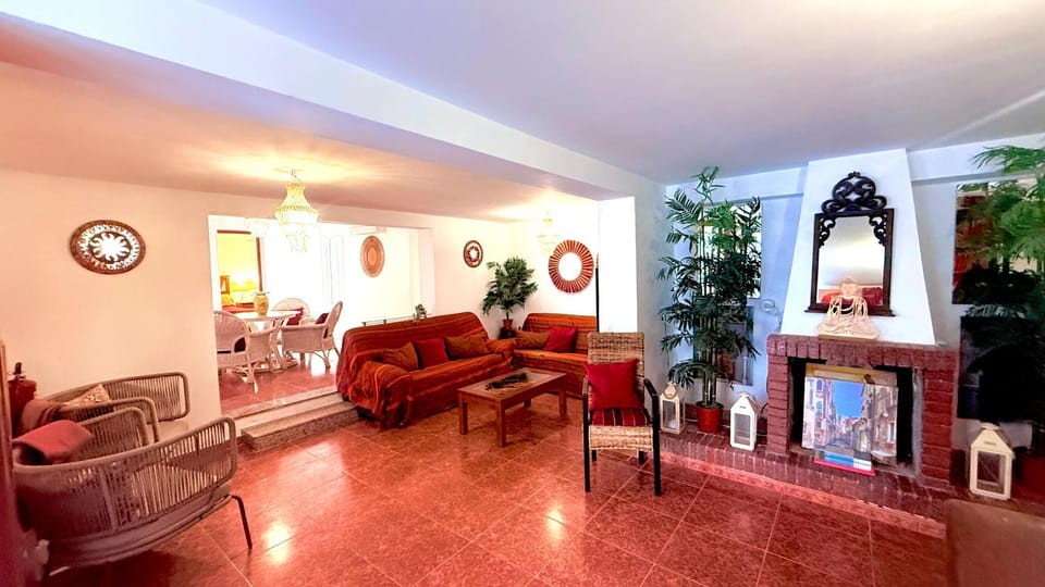 GRAN CASA con TERRAZA a 3 min Playa con Wifi - rodeada de servicios House in La Alpujarra