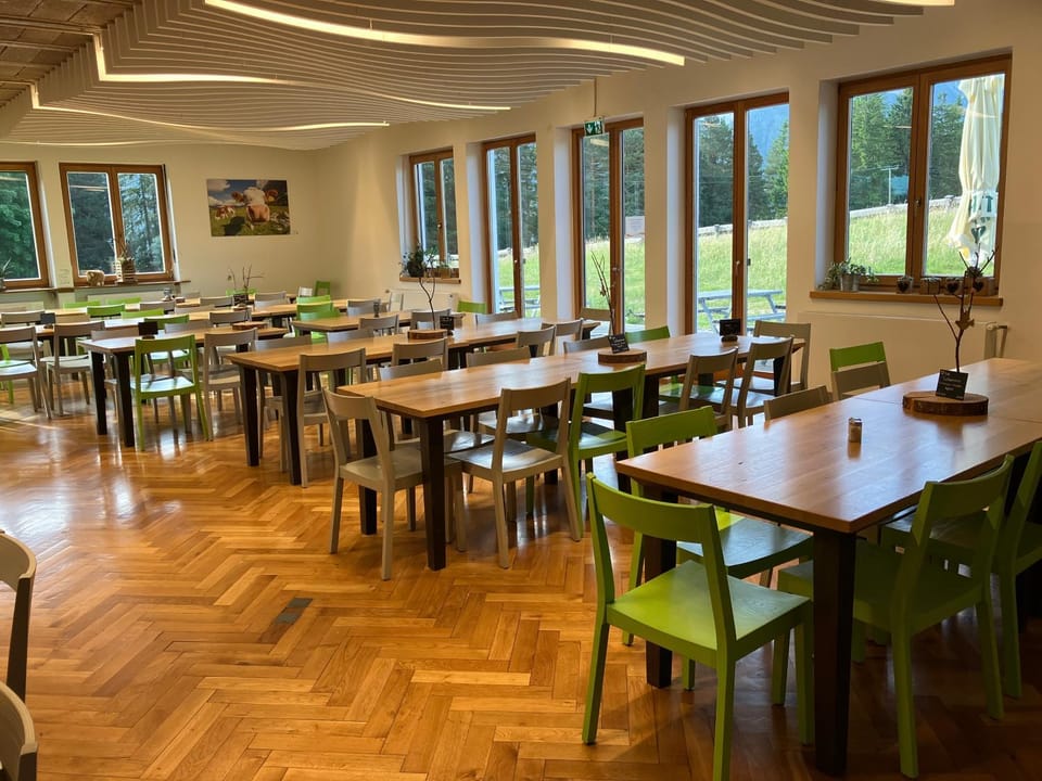 Restaurant/places to eat, Seating area