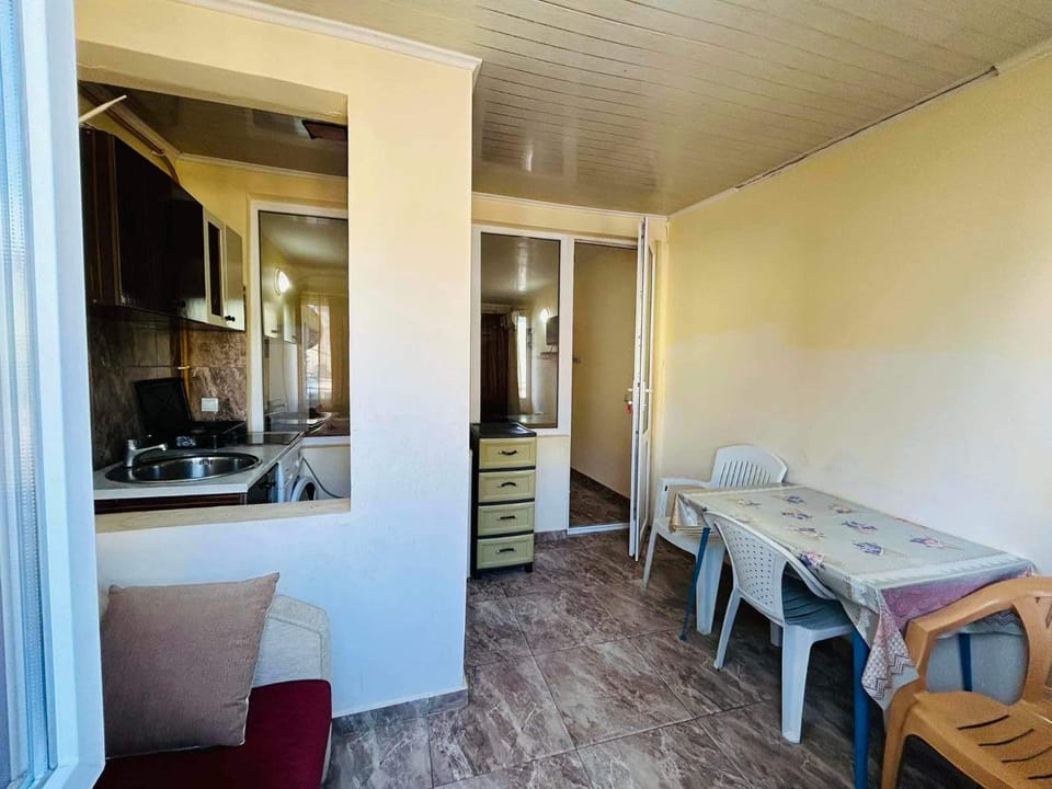 Kitchen or kitchenette, Seating area, Dining area