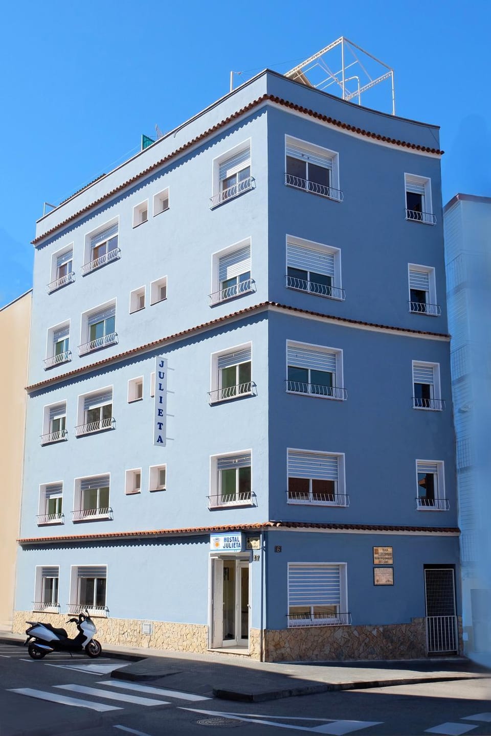 Facade/entrance