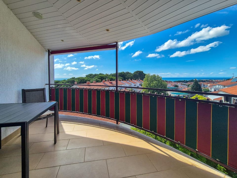 View (from property/room), Balcony/Terrace, City view, Landmark view, Mountain view, Sea view, Street view, Quiet street view