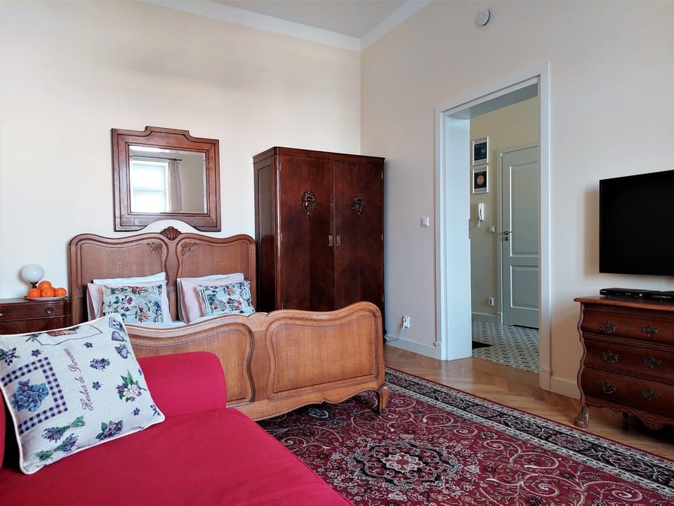 Bed, TV and multimedia, Living room, Seating area, Bedroom