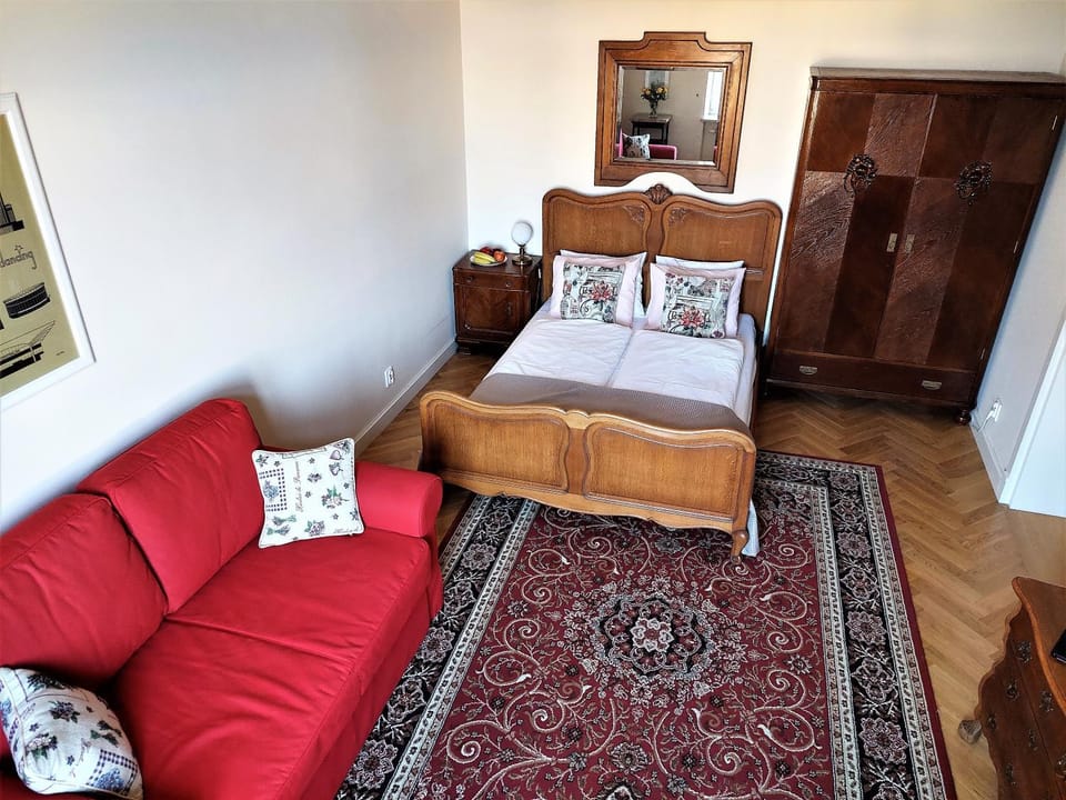 Bed, TV and multimedia, Living room, Decorative detail, Seating area, Bedroom