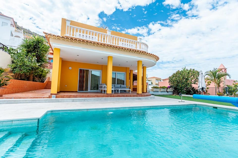 Property building, Day, Swimming pool