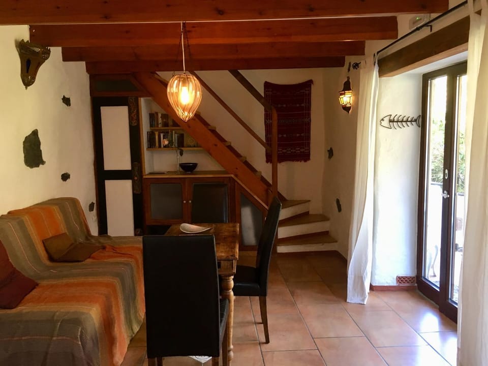 Living room, Photo of the whole room, Seating area, Dining area