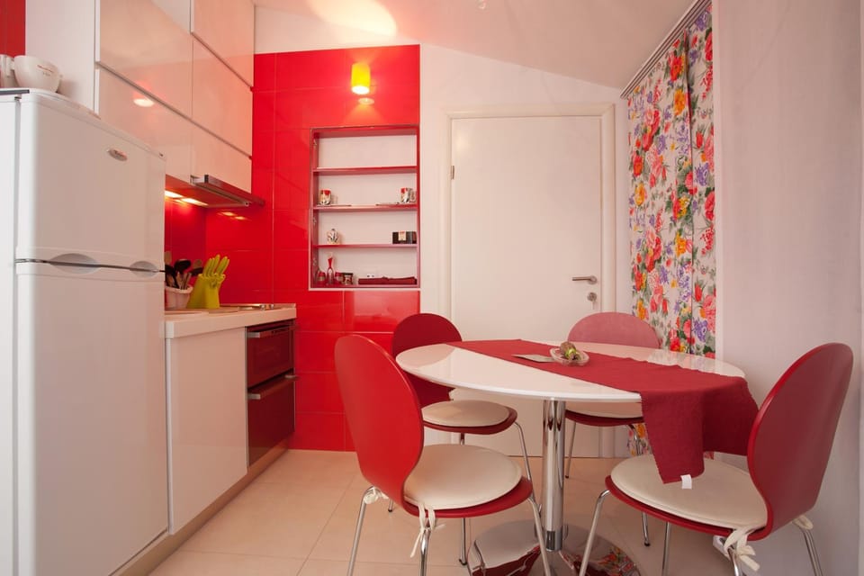 Coffee/tea facilities, Kitchen or kitchenette, Dining area, Food, Drinks
