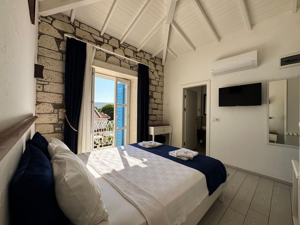 Bed, TV and multimedia, Photo of the whole room, Bedroom, towels, air conditioner