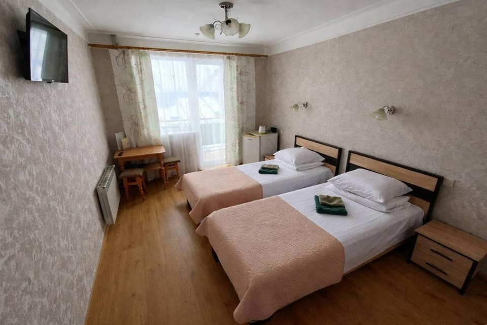 Bed, TV and multimedia, Photo of the whole room, Bedroom, towels