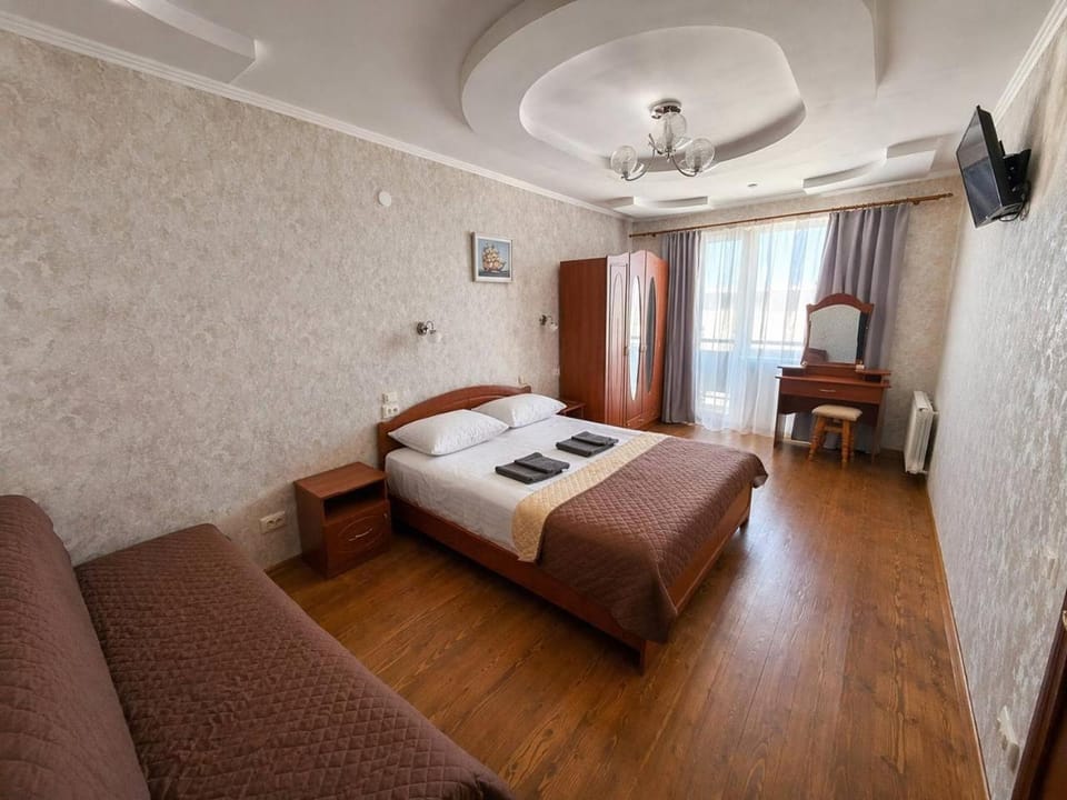 Bed, TV and multimedia, Living room, Photo of the whole room, Seating area, Bedroom, air conditioner