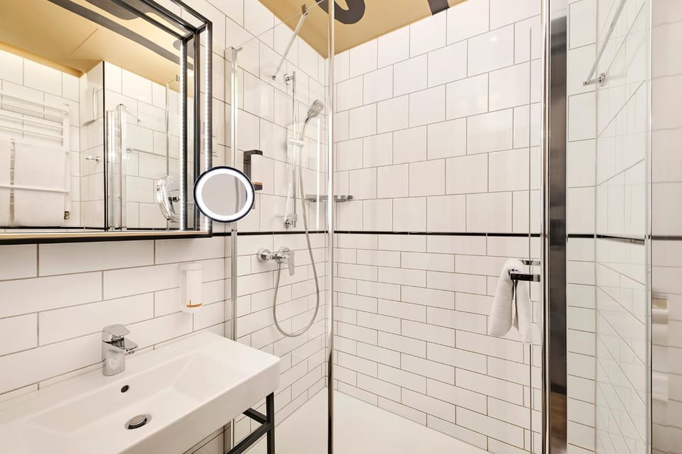 Shower, Toilet, Bathroom, towels