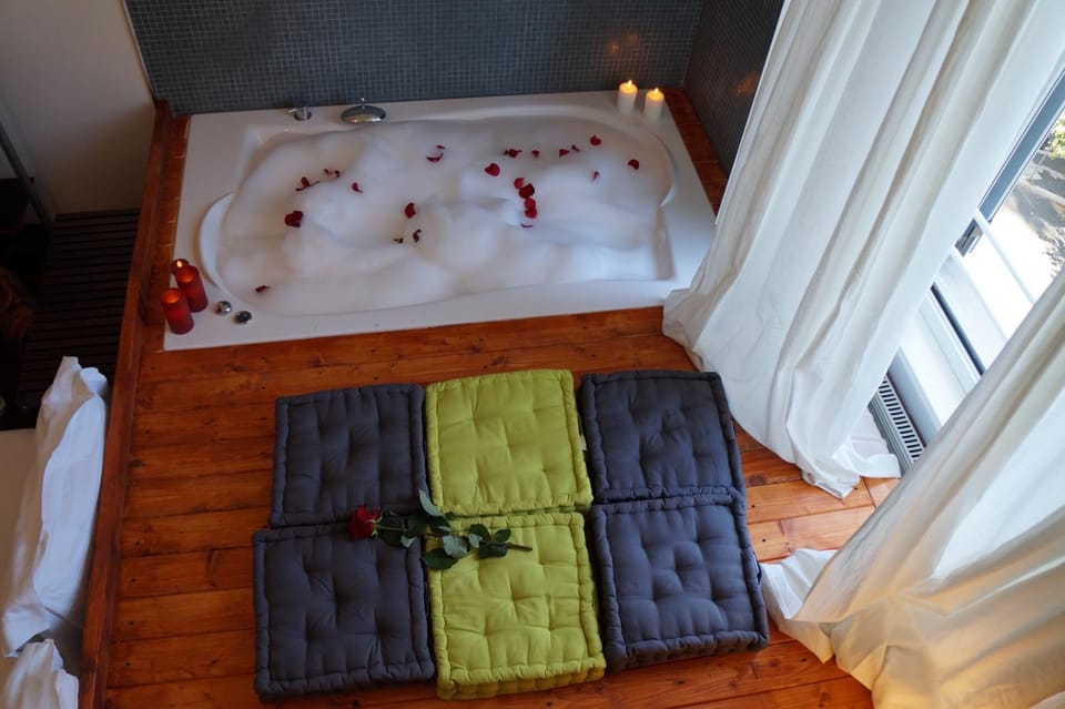 Hot Tub, Photo of the whole room, Decorative detail, Bedroom