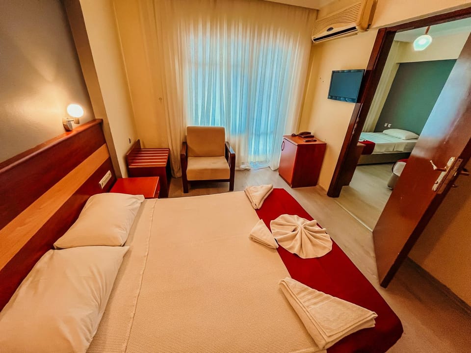 Bed, TV and multimedia, Photo of the whole room, Bedroom, towels