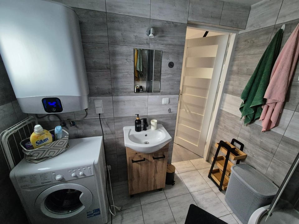 Shower, Bathroom, towels, washing machine, dryer