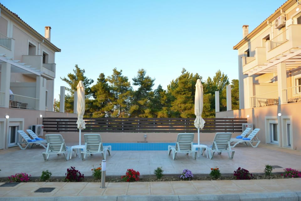 Property building, Patio, Day, View (from property/room), Balcony/Terrace, Pool view, Swimming pool, Swimming pool, sunbed