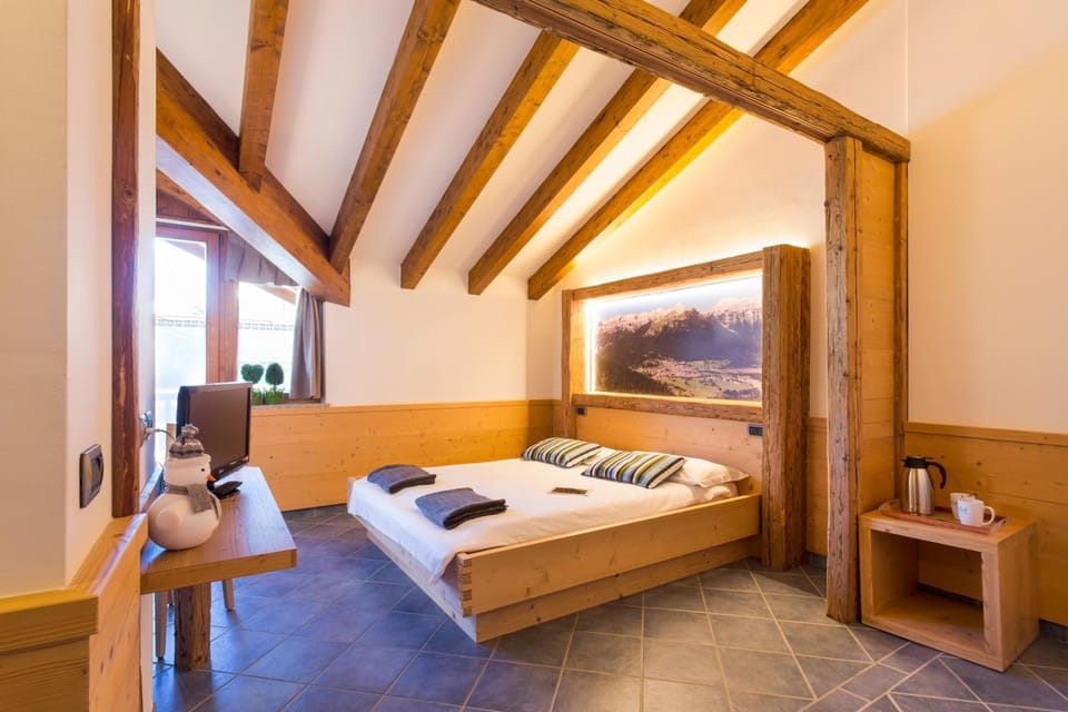 Bed, People, Photo of the whole room, Decorative detail, Family