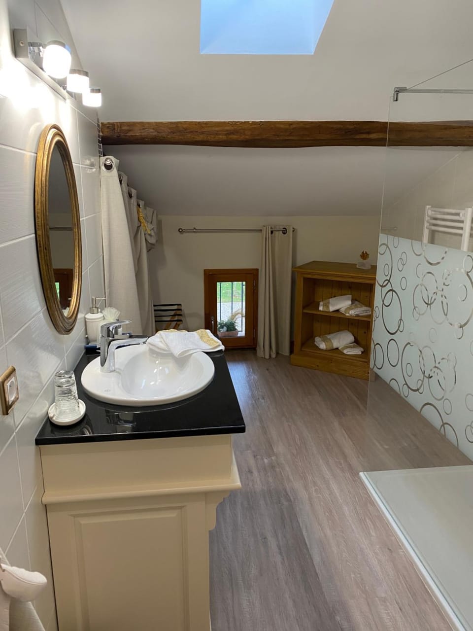 Bathroom, towels