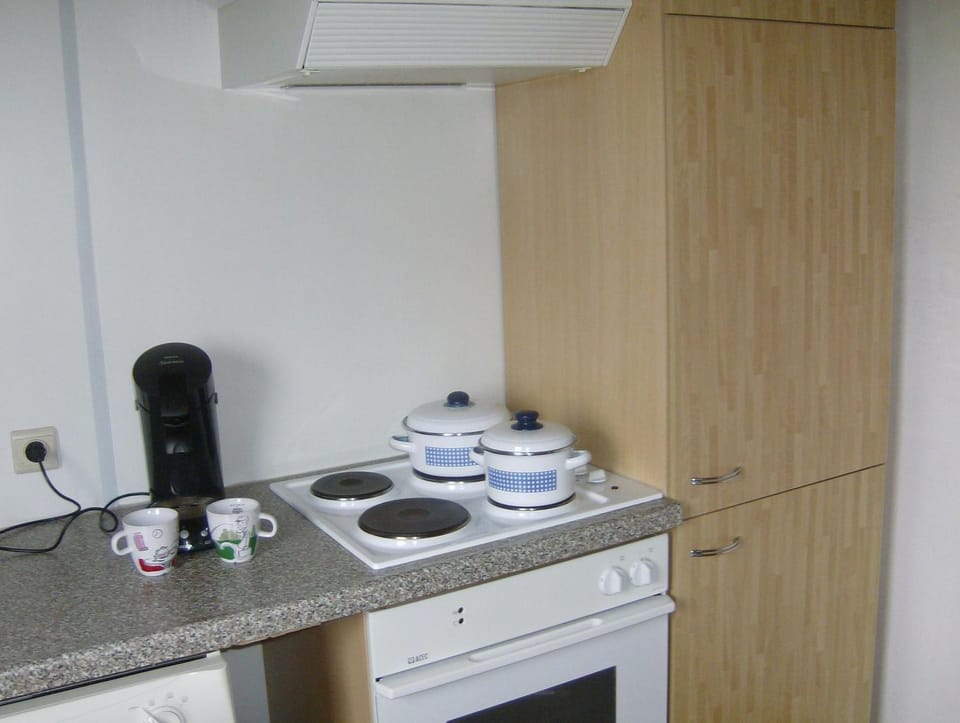 Coffee/tea facilities, Kitchen or kitchenette, stove
