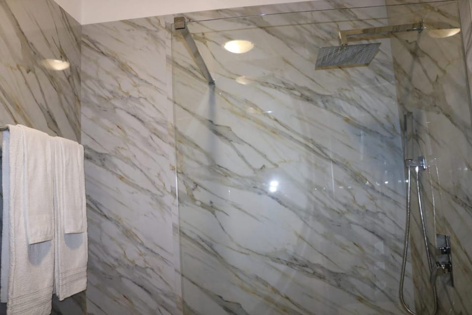 Shower, Bathroom, towels