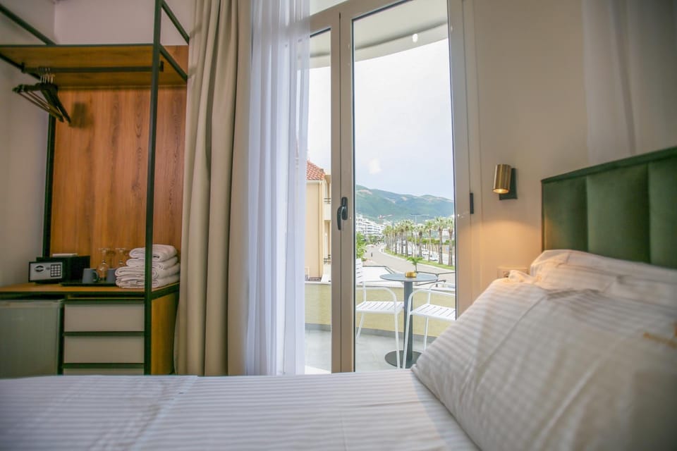 Bed, Natural landscape, Photo of the whole room, Bedroom
