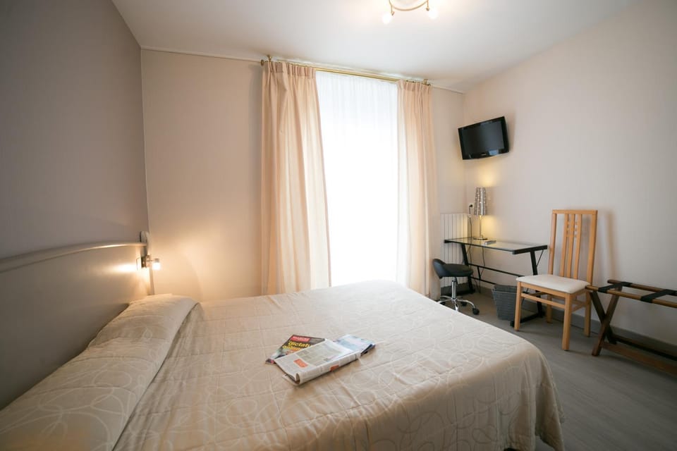 Shower, Toilet, Bed, Bathroom, TV and multimedia, Bedroom