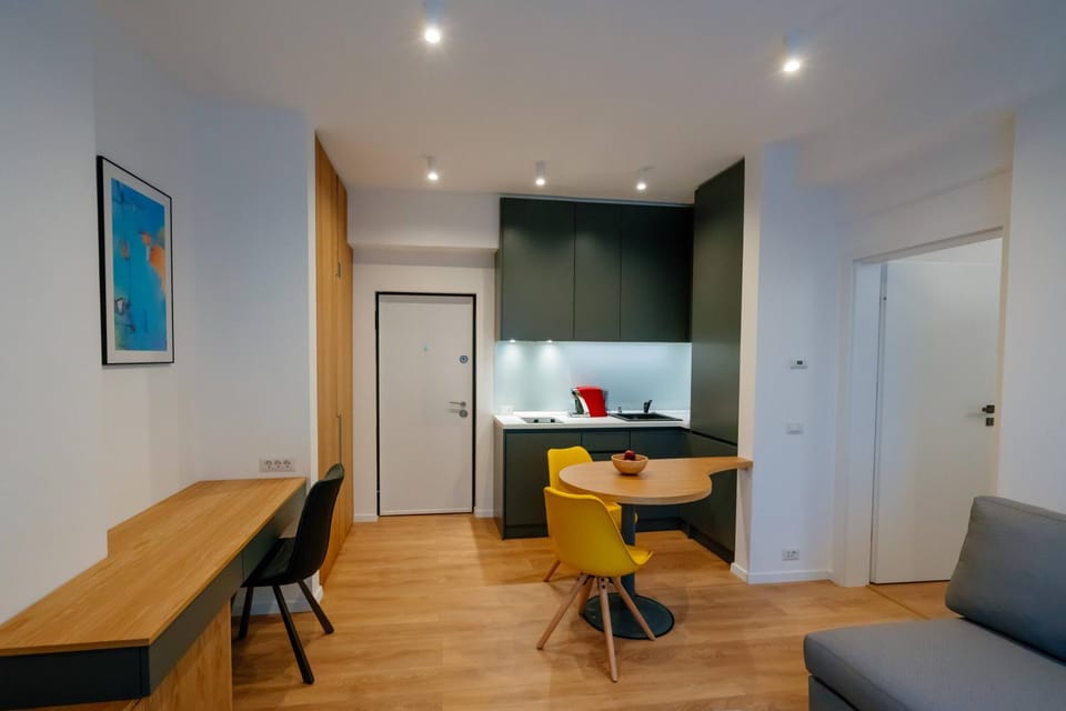 Coffee/tea facilities, Kitchen or kitchenette, Seating area, Dining area