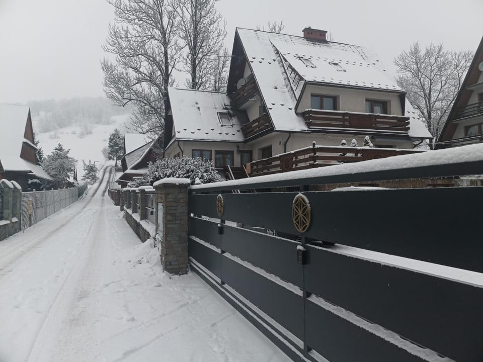 Property building, Day, Neighbourhood, Winter, Street view