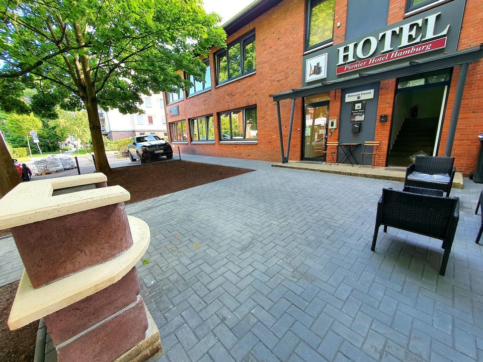 Property building, Facade/entrance, BBQ facilities, Balcony/Terrace